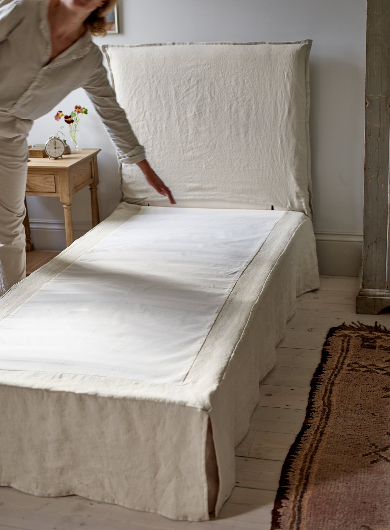 Mila Bed, Grey Linen